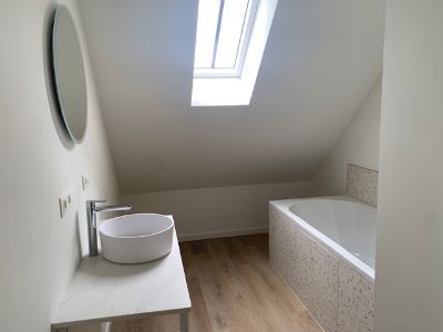 Badkamer met wastafel